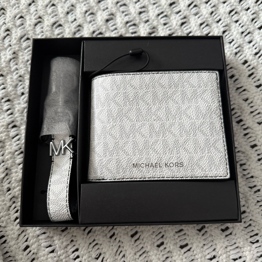 Michael Kors White & Silver Key & Card Holder